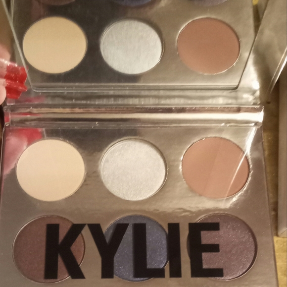 Kyie Christmas Pallette - Picture 4 of 4